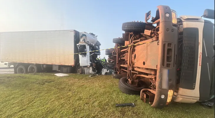 Motorista morre em colisão frontal entre caminhões na BR-369, em Ubiratã