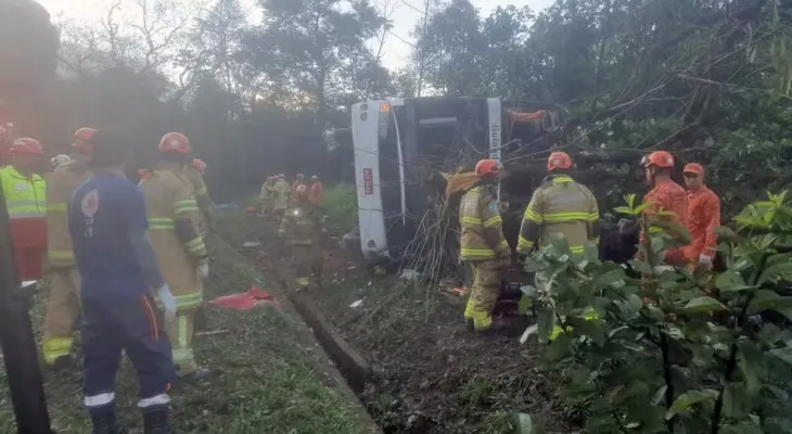 Ônibus tomba na BR-040 e deixa ao menos nove mortos em Petrópolis