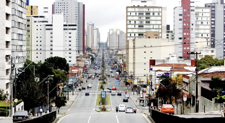 Curitiba articula com BNDES projeto para enterrar fiação elétrica