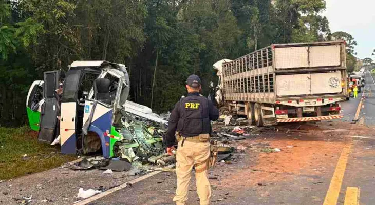 Acidente entre ônibus e carreta deixa 22 mortos e cinco feridos no Paraná