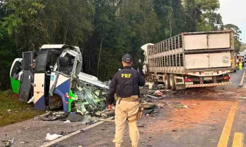 Carreta teria invadido pista contrária e causado acidente que matou 23 no Paraná