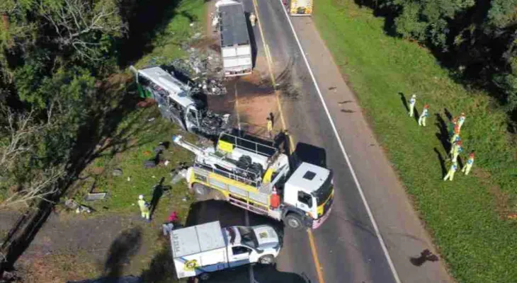 BR-373 permanece interditada após acidente que deixou 23 mortos em Ipiranga