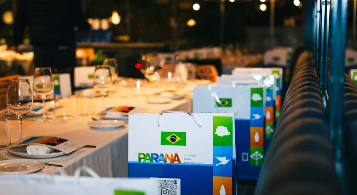 351 de 364 contratos do Turismo do Paraná têm valores múltiplos de R$ 5 mil e caso vai ao TCE