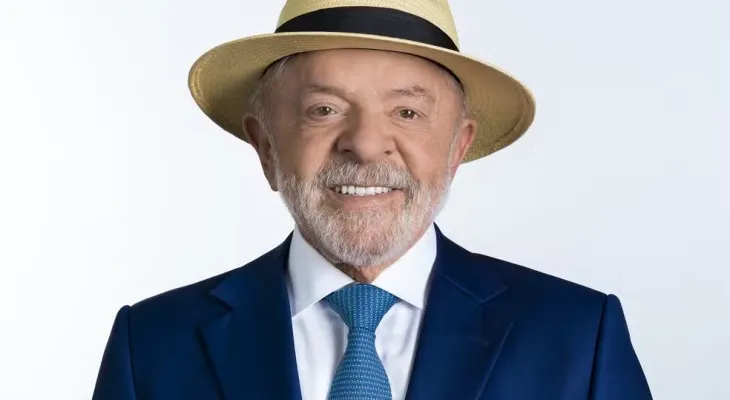 MPE não vê irregularidade em foto de Lula com chapéu na urna