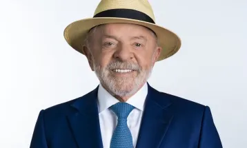 MPE não vê irregularidade em foto de Lula com chapéu na urna