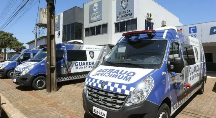 Criança de 6 anos é deixada sozinha em carro de aplicativo em Cascavel