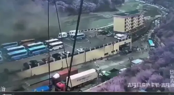 Veja vídeo da avalanche que deixou 98 mortos e mais de 800 desaparecidos na fronteira entre Nepal e Tibete