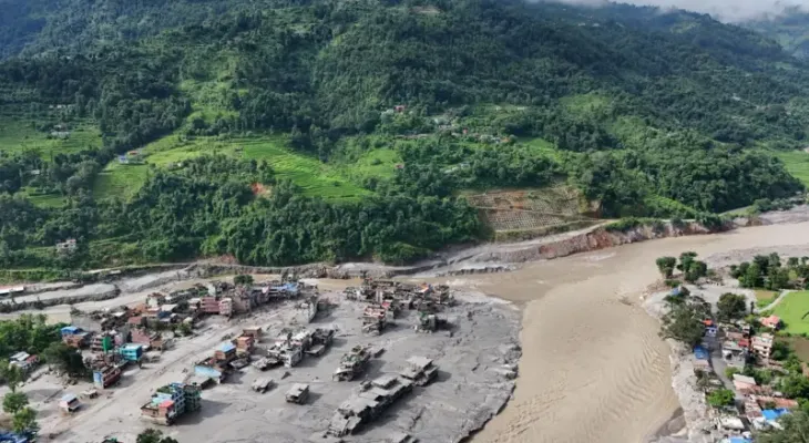 Resgate enfrenta isolamento e destruição após inundação no Himalaia