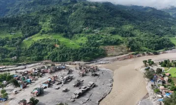 Resgate enfrenta isolamento e destruição após inundação no Himalaia