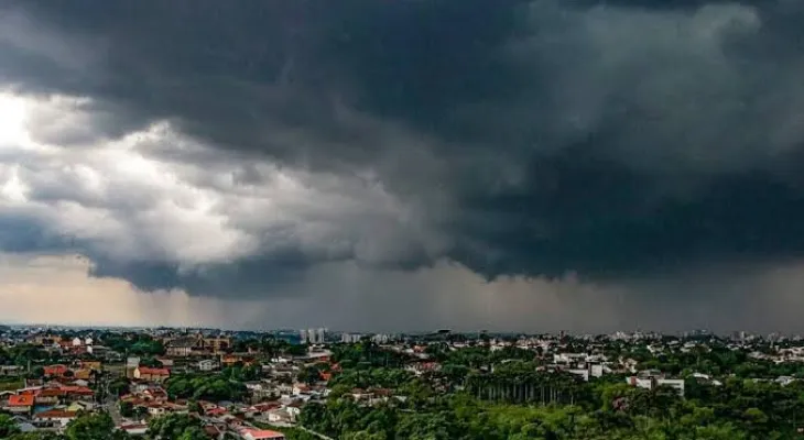 Tempestades provocam ventos de até 90 km/h e chuva intensa no Paraná