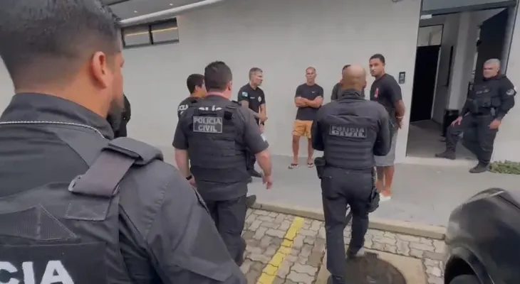 Jogador do Vasco é alvo de operação contra tráfico de drogas e armas