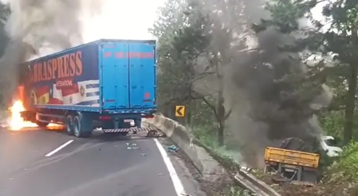 Acidente entre duas carretas bloqueia totalmente a BR-116 na Grande Curitiba