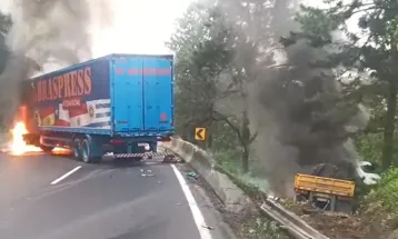Acidente entre duas carretas bloqueia totalmente a BR-116 na Grande Curitiba