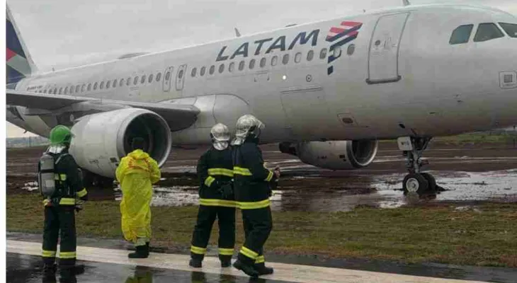 Avião da Latam derrapa durante pouso e fica atolado na lama no Aeroporto de Cascavel