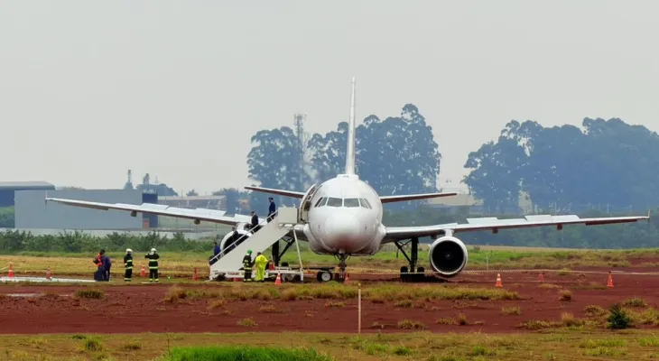 Cenipa investiga avião da Latam que saiu da pista durante pouso em Cascavel