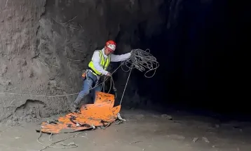 Dois trabalhadores são resgatados após 10 dias presos em túnel no Nepal