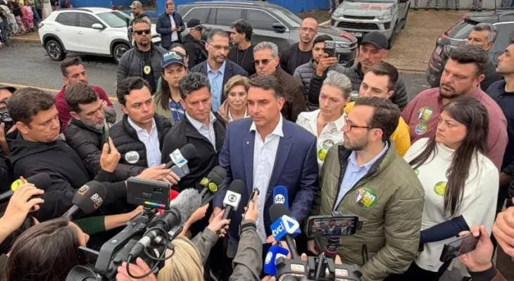 Flávio Bolsonaro visita Filipe Martins em cadeia pública de Ponta Grossa