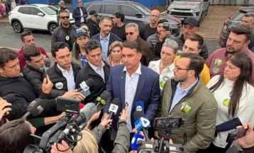 Flávio Bolsonaro visita Filipe Martins em cadeia pública de Ponta Grossa
