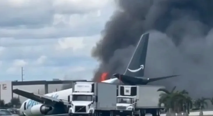 Avião de carga da Amazon sai da pista e pega fogo em aeroporto de Miami