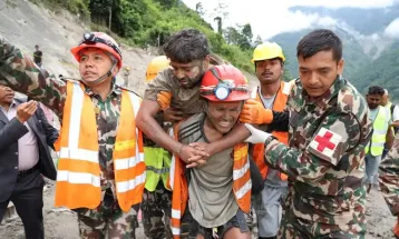 Equipes procuram mais de 100 trabalhadores em túneis após desastre no Nepal