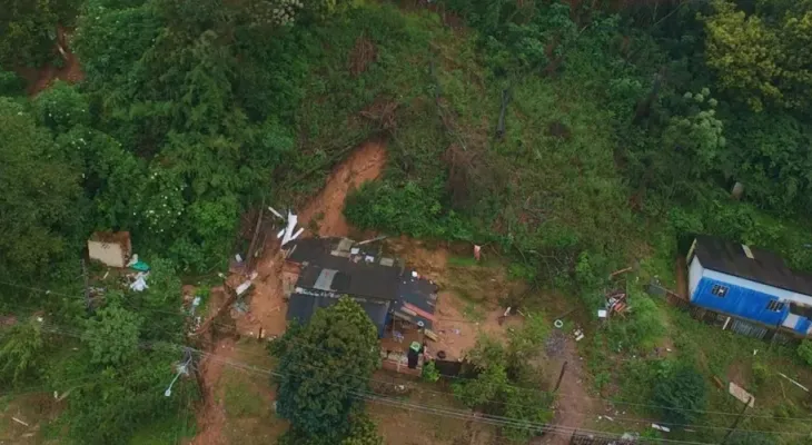 Família morre soterrada após barranco desabar sobre casa em Ponta Grossa
