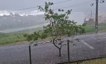 Temporais deixam estragos e Paraná tem risco de novos tornados nesta sexta