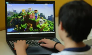 Excesso de telas acende alerta para miopia em crianças; especialistas recomendam duas horas ao ar livre