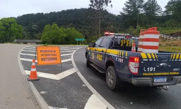 Três pontos da BR-476 seguem totalmente interditados após quedas de barreira e erosão