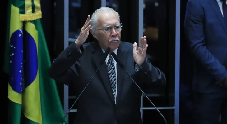Ex-presidente José Sarney é internado com quadro de pneumonia