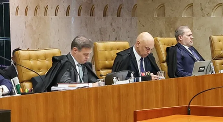 Moraes e Mendonça ficam lado a lado em sessão do STF que analisa crise do Banco Master