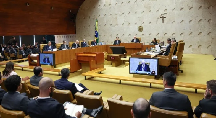 Dino pede vista e STF adia decisão sobre processos de Moraes e Mendonça