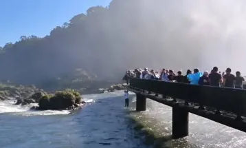 Turista é multado em R$ 7,8 mil após entrar nas águas das Cataratas para pegar celular