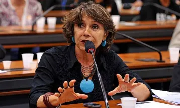 Erika Kokay propõe barrar parentes de candidatos como suplentes ao Senado