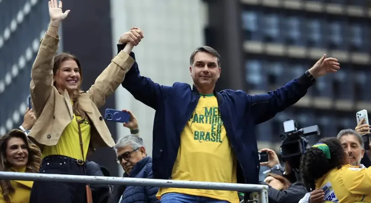 Flávio Bolsonaro propõe reduzir ministérios e endurecer segurança em plano de governo