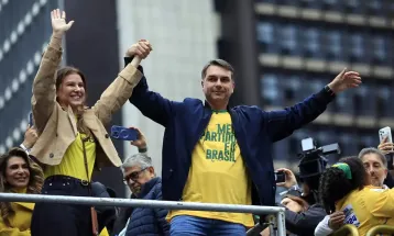 Flávio Bolsonaro propõe reduzir ministérios e endurecer segurança em plano de governo