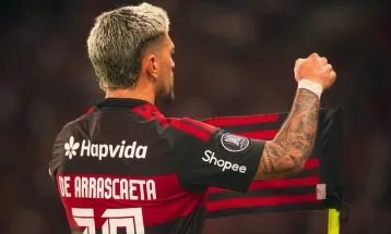 Flamengo fica com um a menos, busca empate e avança à semifinal da Libertadores