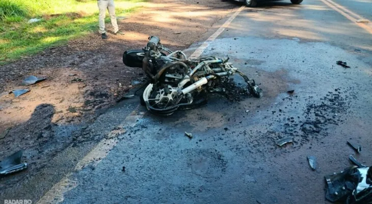 Jovem de 22 anos morre após colisão entre moto e Kombi na PR-317
