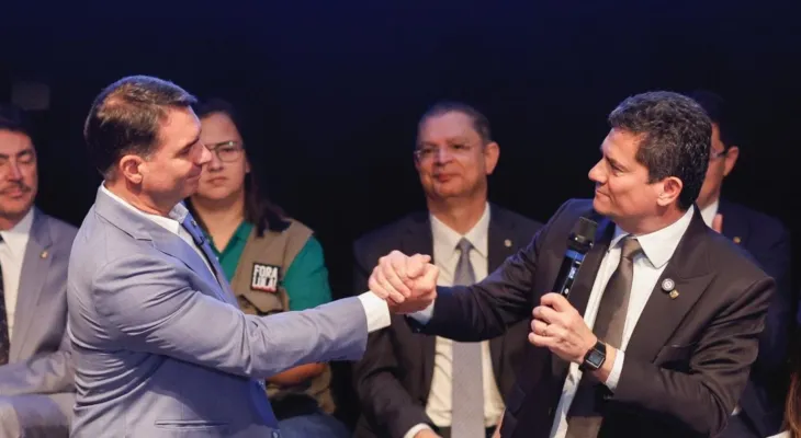 Flávio Bolsonaro entra na disputa do Paraná e crava: “Nosso candidato é Sergio Moro”