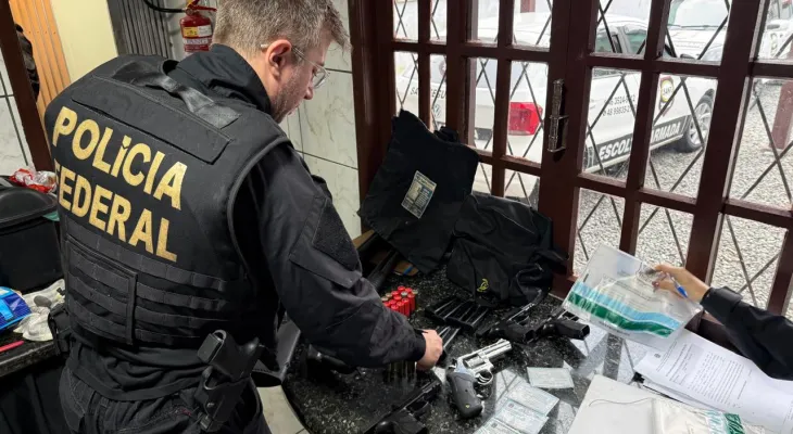 PF desarticula esquema de aluguel e comércio ilegal de armas em operação em Joinville