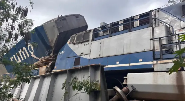 Trem de carga descarrila e sete vagões tombam em ponte de Limeira