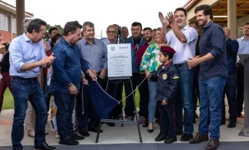 Colégio inaugurado com 16 meses de atraso ainda gera disputa financeira seis anos após contrato