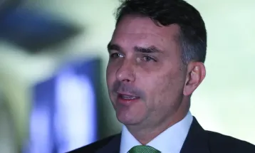 TSE suspende jingle de Lula que associa Flávio Bolsonaro a rachadinha e Banco Master