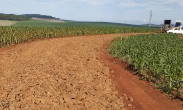 Santa Tereza investe em melhorias das estradas rurais