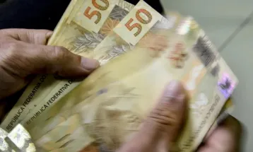 Serviços ocuparam 15,9 milhões e pagaram média de 2,2 mínimos em 2024