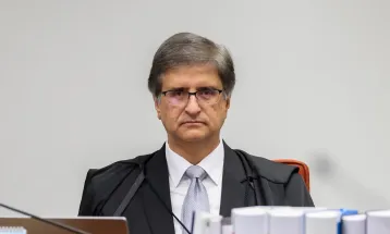 Mulher que pichou estátua pode cumprir prisão domiciliar, diz PGR