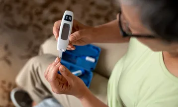 Mãe de gêmeos com diabetes consegue horário especial de trabalho para cuidar dos filhos em Curitiba