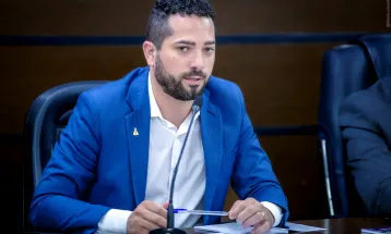 Tiago Almeida alega que certame para colocação de portas nos gabinetes foi suspenso por economia