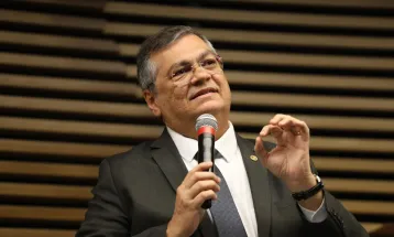 Dino determina que PF investigue conduta de Bolsonaro durante pandemia