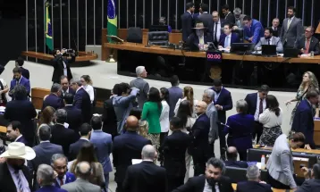 Câmara aprova projeto que reajusta salários de servidores públicos
