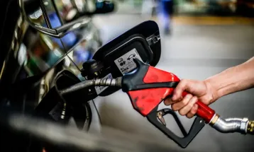 Preço do petróleo faz governo adiar fim do subsídio da gasolina